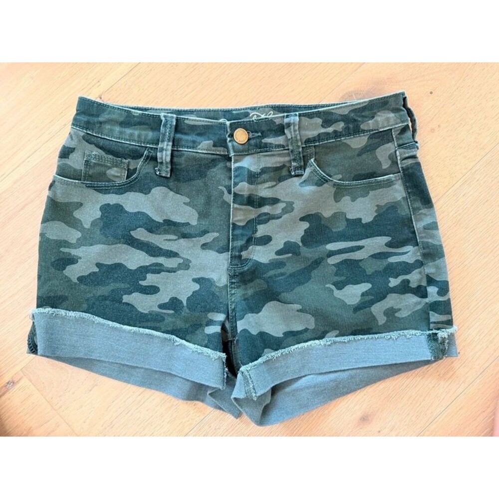 Universal Thread Mid Rise Midi Ravel Hem Camo Shorts Size 4/27
